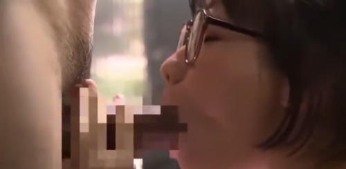 【ヘンリー塚本】【澁谷果歩】実家に帰ってきた爆乳メガネ妻さんがまずすることと言えば、父親のチンポをフェラ&セックスですw