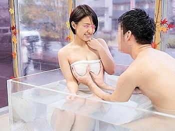 【マジックミラー号】社会人男女が疲れた体を温泉で癒したついでにセックスまでしちゃってるよw