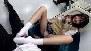 【企画】深夜の電車の中で男が女子高生さんにチンコを足コキで気持ちよくしてもらう
