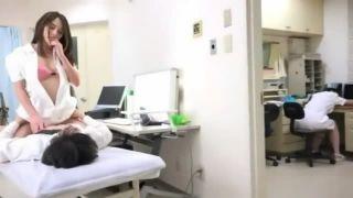 美人看護師のパンチラに欲情した男が、近くに人がいるのに声を潜めて騎乗位セックスしちゃうwww