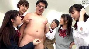 【企画】可愛い女子高生さん達におしっこをぶっかけられる変態男