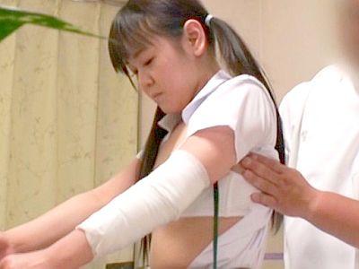【隠し撮り】怪我をしてしまった女の子がエロマッサージをされて段々と感じてきてしまい・・・