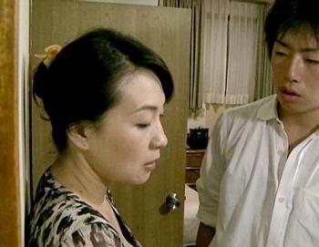 【ヘンリー塚本】昼間から不倫セックスしていることを義理の息子にばれてしまい、それをネタに脅迫されて犯されてしまう人妻さん