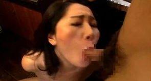 【近親相姦】昼下がりに台所で実の息子のチンポをフェラチオしたりセックスしちゃってる五十路妻さん