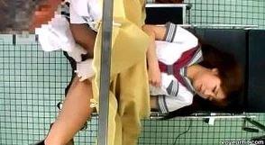 【企画】スケベ医師が治療とかこつけて制服姿の女子高生さんのおマンコを弄りまくる