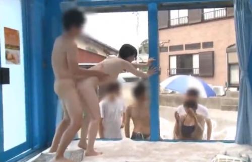 【MM号】海水浴場に来ていた女子大生さんが、マジックミラー号で素股マッサージをしていたらいつの間にかセックスしちゃってる