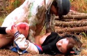 【レ〇プ】野外で小汚い男達に無理矢理犯されてしまう女の子