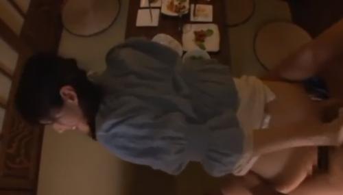 【麻美ゆま】「ハァ♡ハァ♡」お酒を飲んでいるAV女優さんが突然やって来た男にハメられる！戸惑いながらもしっかり感じてます