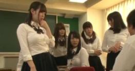 【JK】ノーブラ&ノーパンの女子高生達に、教室の中でチンポを弄られる男子高校生！