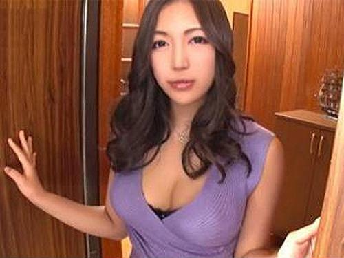 巨乳人妻がマンションの年下男子を誘惑し部屋に連れ込み大胆セックス！