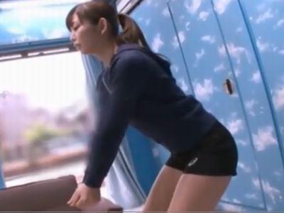 «マジックミラー|人妻ナンパ»ママさんバレー帰りの汗だく人妻に羞恥ストレッチ！きわどいマッサージして不倫ファック！ブクマ必須のエロ動画