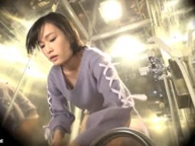 «外見える!?|ナース»看護学生が素人男子の悩み相談でスマタ中にヌルっと生挿入！今夜のおかずはこの美女で決定