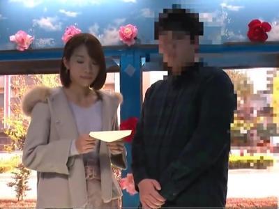 «カップル|エロ動画»彼氏持ちのイケてるギャル娘をおもちゃ責め！固定バイブでイキまくってそのまま寝取りエッチ！気持ちよさそう