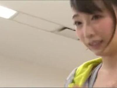 «蓮実クレア|エロ動画»巨乳なスポーツインストラクターをレイプ！手マンされて愛液糸引きまくりのエロ娘！迷ったらこの動画