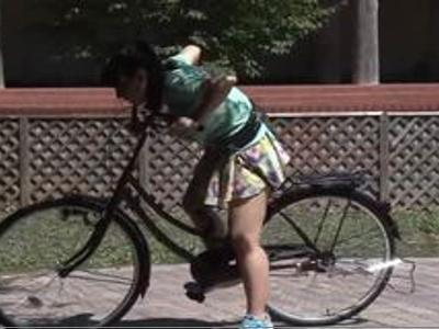 «露出|エロ動画»激カワ美少女がエロエロ自転車で大量潮吹き！自転車に乗ったままバックでガン突きピストン！こんなAVを待ってた