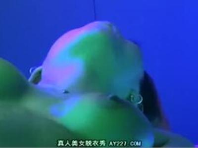 «ギャル|巨乳»日焼けサロンのバイト君がギャル娘に媚薬オイルを使わせ発情したところを悪戯しまくり！ギンギン確定