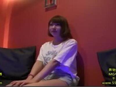 «フェチ|ナンパ»激カワな女子大生がAVデビュー！清楚すぎる美少女が男優のデカチンでピストン！シコシコ必須の映像