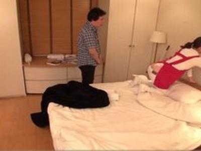 «主婦|エロ動画»ローライズTバックのお手伝いさんにムラムラしちゃって触ったらそのまま種付けエッチ！発射どころ豊富なR18映像