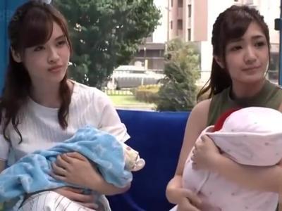 «寝取られ|NTR»子持ちの奥さん2人組にお悩み相談。体を張って解決していたらすでにマンコは濡れ濡れ！セクシーな女の子のスケベ動画