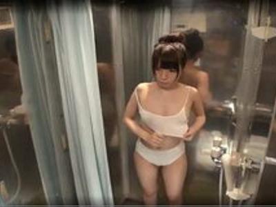 «マジックミラー|マッサージ»友達同士の大学生がエロい格好で素股プレイ！性欲に火がついてゴム無しファック！体型がいい感じの女の子