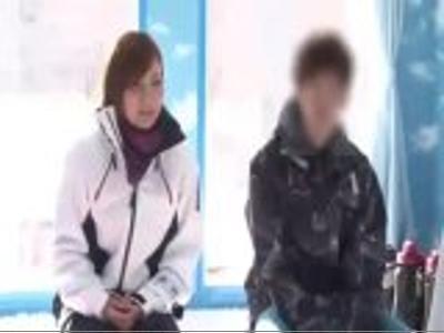 «素人ナンパ|マッサージ»卒業旅行でスキーに来ていた女子大生が男友達と素股で性欲に火がついて生ファックで生出し！100％興奮しちゃうエロ動画