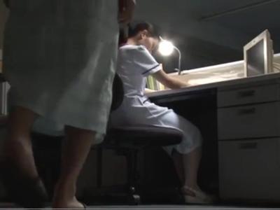 «企画|フェチ»ノーブラ看護師に発情しちゃって深夜に襲っちゃった！病室のベットで着衣エッチ！無料で見れちゃう18禁映像