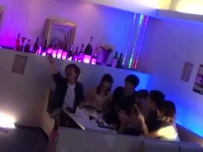おっパブ店でハーレム王様ゲーム！おっぱい丸出しでフル勃起チンポをパクリして濃厚フェラチオ！♡♡なエッチな動画