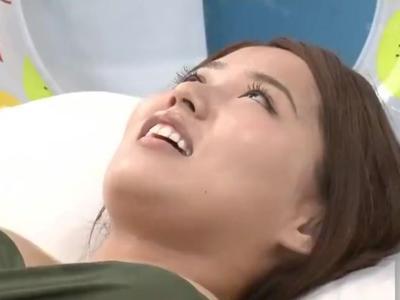«外見える!?|水着»素人カップルの彼女を寝取り！彼氏が外にいるのに連続膣内射精を受け入れちゃう！エロすぎ注意なエロ映像