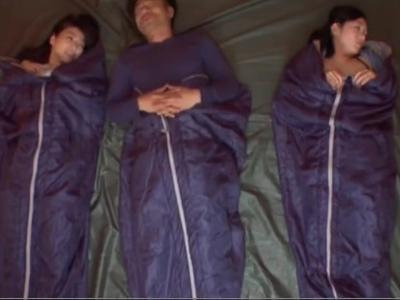 «巨乳|人妻»人妻たちとキャンプ！テントで一緒に寝ていた魅力的な巨乳奥様にと不倫エッチ！スタイル最高な女の子