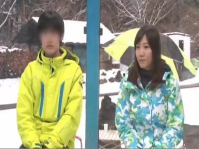«素人ナンパ|マッサージ»卒業旅行でスキーに来ていたJDが男友達と素股で性欲に火がついてゴム無しファックで生出し！気持ちよさそう