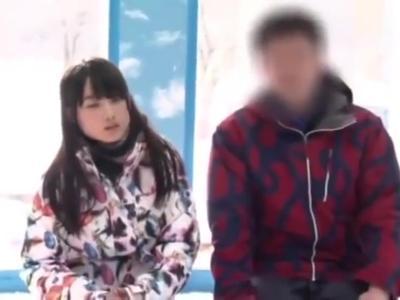 «外見える!?|マッサージ»ゲレンデに卒業旅行に来ていた友達同士の男女がオイルマッサージからのエッチ！発射どころ豊富なスケベ動画