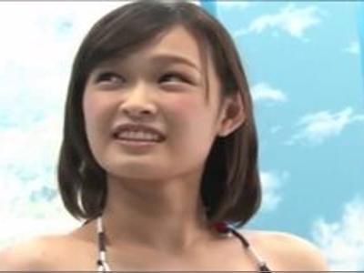«マジックミラー|童貞»海水浴していたビキニ姿の女の子に童貞君のセンズリを手伝わせてそのまま筆おろし！スタイルがいい感じの女の子