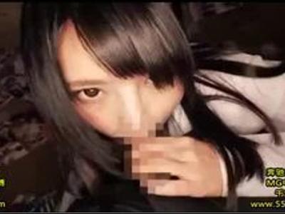 «巨尻|美乳»ドS顔のかわいい女子高生の気持ちよさそうな高速チン舐！Tバックの美尻を電動マッサージ責め！ムンムンな娘