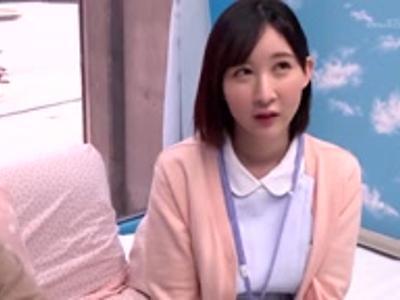 «見えてないよね??|ナース»【エロエロカー】休憩中の看護師がチェリー君の一人エッチのお手伝い！右手が止まらないエロ動画