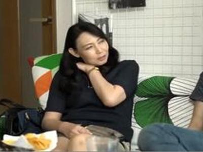 «人妻ナンパ|素人»不倫なんてしたことのない綺麗なおばさんを部屋に連れ込んで禁断の生出しファック！めちゃシコ確実な激エロ動画