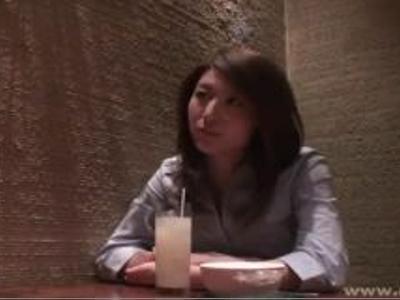 «美乳|エロ動画»スレンダーでキレイな奥様をホテルに連れ込んで即ハメ！カーテン全開でプチ露出エッチ！これヤバすぎ