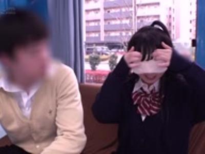 «外見える!?|JK»【エロエロカー】高校生カップルが彼氏のチンポ当てゲームに挑戦！即抜け注意な18禁動画