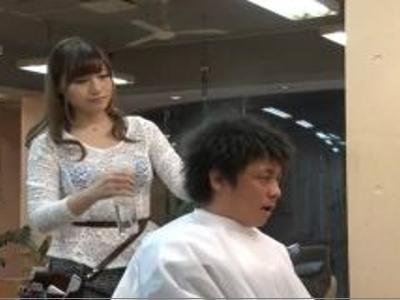 «美乳|美容師»巨乳な美容師がエッチなサービス！勃起したチンポをチン舐して店内でこっそりとエッチ！興奮しちゃうAV