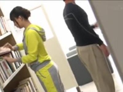 «JK|美乳»巨乳なスポーツインストラクターをレイプ！手マンされて愛液糸引きまくりのエロ娘！スケベ注意なエロ映像