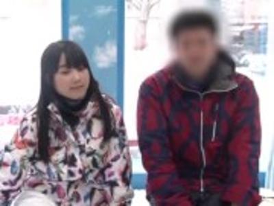 «外見える!?|マッサージ»ゲレンデに卒業旅行に来ていた友達同士の男女がオイルマッサージからのエッチ！右手が止まらないスケベ動画