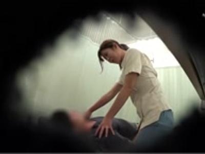 《若妻》口説いた整体師の人妻を部屋に連れ込んで寝取りエッチ！自分から誘ってくる淫乱不倫妻！気持ちよさそう