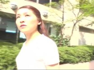 «熟女|素人»50代の熟女人妻に声をかけて童貞君の筆おろししてもらった！購入して何度も見たいAV
