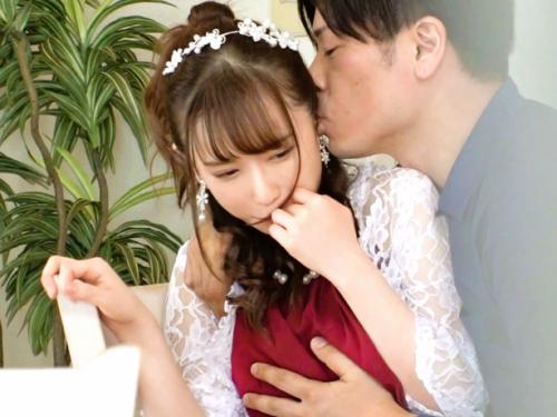 結婚式帰りにファッションサイトの撮影に応じてくれた綺麗なお姉さんがカメラマンの男に口説かれちゃう♡