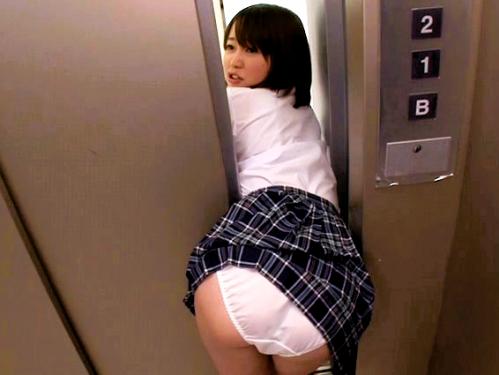 エレベーターの扉に挟まれパンツ丸見えのデカ尻制服娘に我慢できない♡