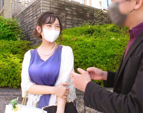 服の上からでも目立つ爆乳オッパイ♪結婚式帰りの押しに弱いお姉さんをホテルに連れ込みハメ撮り性交♡