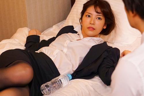 〈楓カレン〉生真面目な美人女子社員が出張先の飲み会で泥酔！絶倫上司と相部屋でハメ倒される♡