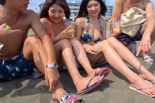 真夏の海でGETしたノリのいい水着ギャル２人組を口説き落として４P乱交♡