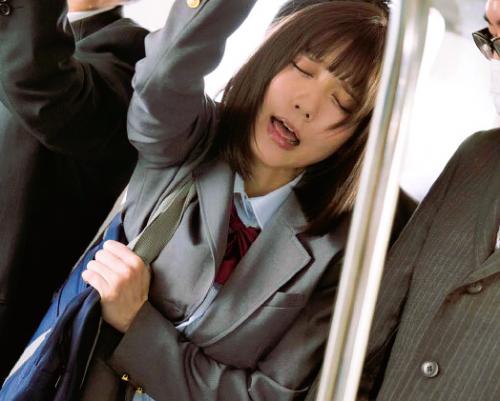 〈小倉七海〉電車内で可愛くて我慢できずにハメちゃった制服娘に追いかけてこられ続きを求められちゃう♡