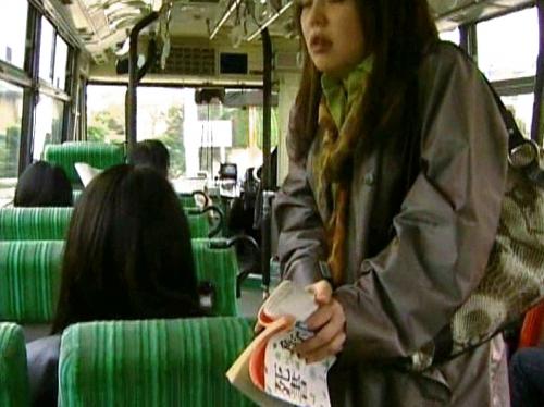 〈ヘンリー塚本〉通勤途中のバスの車内で股間を押しつけてくる女にオモチャをつかってお漏らしさせちゃう♡