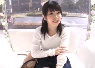 真面目そうな超可愛い女子大生が な、なんとエッチな質問されてる最中に突然ちんぽを挿入された(;'∀')